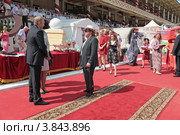 Скачки на приз Президента Российской Федерации. Мордухович Эдуард Исаакович - президент благотворительного фонда поддержки и развития коневодства, основатель "Жокей-Клаб Рейсинг" (2012 год). Редакционное фото, фотограф Игорь Долгов / Фотобанк Лори
