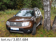 Автомобиль Дастер в лесу (2012 год). Редакционное фото, фотограф Юрий Морозов / Фотобанк Лори