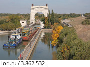 Волгоград. Арка первого шлюза Волго-Донского канала им. В.И. Ленина (2012 год). Редакционное фото, фотограф Андрей Ижаковский / Фотобанк Лори