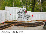 Мемориал в честь погибших в Великой Отечественной войне в Пудоже (2012 год). Редакционное фото, фотограф Александр Романов / Фотобанк Лори