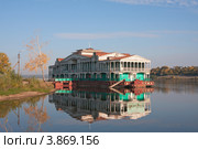 Пристань на берегу реки Камы. Набережные Челны (2012 год). Стоковое фото, фотограф Андрей Ижаковский / Фотобанк Лори