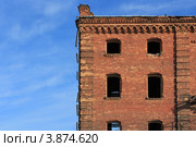 Старая кирпичная мельница с пустыми окнами. Город Ирбит (2012 год). Стоковое фото, фотограф Анатолий Матвейчук / Фотобанк Лори