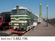 Пусковой железнодорожный модуль с поднятой ракетой и тепловозом ДМ-62 (2012 год). Редакционное фото, фотограф Виктор Карасев / Фотобанк Лори