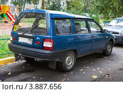 Синий автомобиль ИЖ-21261 «Фабула». Вид 3/4 сзади. (2012 год). Редакционное фото, фотограф Родион Власов / Фотобанк Лори