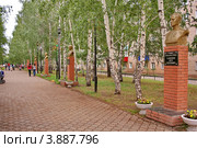 Аллея героев в городе Менделеевске (2012 год). Редакционное фото, фотограф Сагирова Алсу / Фотобанк Лори