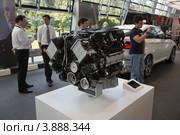 Двигатель автомобиля BMW представленный в Мире BMW в Мюнхене (2012 год). Редакционное фото, фотограф Михаил Рыбачек / Фотобанк Лори