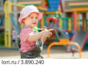 Девочка в панамке на детской площадке. Стоковое фото, фотограф Яков Филимонов / Фотобанк Лори