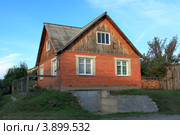 Дом над гаражом. Город Ирбит (2012 год). Стоковое фото, фотограф Анатолий Матвейчук / Фотобанк Лори