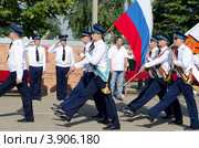 Знаменная группа чеканит шаг – военные летчики идут строевым шагом по плацу мимо трибун с командованием. Кореновск, Краснодарский край, ЮФО (2012 год). Редакционное фото, фотограф Олег Пчелов / Фотобанк Лори