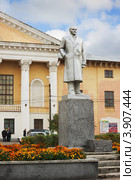 Памятник Ленину в городе Бор (2012 год). Редакционное фото, фотограф Александр Романов / Фотобанк Лори