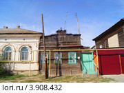 Старый деревянный дом на улице города Дубовки Волгоградской области (2012 год). Стоковое фото, фотограф Людмила Стешенко / Фотобанк Лори
