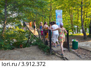 Вход на подвесной мост, долина реки Аше, Лазаревское, Краснодарский край (2012 год). Редакционное фото, фотограф Вячеслав Палес / Фотобанк Лори