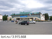 Центральная площадь и ДК Ровесник. Город Заречный Свердловской области (2012 год). Редакционное фото, фотограф Константин Безденежных / Фотобанк Лори