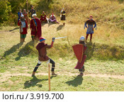 Битва воинов на мечах. Реконструкция (2012 год). Редакционное фото, фотограф Сергей Федулов / Фотобанк Лори