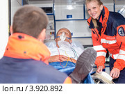 Пострадавшему оказывают срочную медицинскую помощь. Стоковое фото, фотограф CandyBox Images / Фотобанк Лори