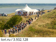 Туристы возвращаются из палатки Тартар (2012 год). Редакционное фото, фотограф Сергей Федулов / Фотобанк Лори