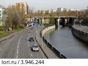 Москва. Автомобильное движение по набережной Яузы (2012 год). Редакционное фото, фотограф Ярослав Каминский / Фотобанк Лори