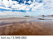 Берег океана, отлив. Песчаный пляж Каштележу, Алгарве, Португалия (Algarve; Praia do Castelejo) (2012 год). Стоковое фото, фотограф Виктория Катьянова / Фотобанк Лори