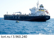 Стоянка «на бочке» – грузовое судно на рейде морского порта, Анталия, Турция (2012 год). Редакционное фото, фотограф Олег Пчелов / Фотобанк Лори