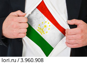 Мужчина расстегивает рубашку, под которой на груди нарисован флаг Таджикистана. Стоковое фото, фотограф Александр Макаров / Фотобанк Лори