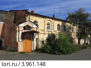 Жилой дом с кованым навесом над входной дверью (2012 год). Стоковое фото, фотограф Анатолий Матвейчук / Фотобанк Лори
