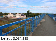 Вид с пешехоного моста на здание станции Ирбит (2012 год). Стоковое фото, фотограф Анатолий Матвейчук / Фотобанк Лори