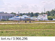 Взлет высотного дозвукового разведчика М-55 «Геофизика» (по кодификации НАТО: Mystic-B). Авиашоу «Общее небо» в Жуковском в честь 100-летия ВВС России (2012 год). Редакционное фото, фотограф Владимир Сергеев / Фотобанк Лори