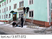 Монтаж наружной рекламы на кафе (2012 год). Редакционное фото, фотограф Голованов Сергей / Фотобанк Лори