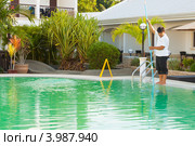 Гостиница Panglao Regents Park. Филиппинец чистит бассейн (2012 год). Редакционное фото, фотограф Сергей Дубров / Фотобанк Лори