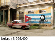 Гавана. Классический американский автомобиль и портрет Че Гевары (2012 год). Редакционное фото, фотограф Левина Татьяна / Фотобанк Лори
