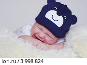 Портрет плачущего маленького ребенка, лежащего на животе (1,5 месяца) Стоковое фото, фотограф ivolodina / Фотобанк Лори