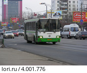 Автобус № 371 "Свердловский – Москва (м. Щелковская)" идет по Щелковскому шоссе. Москва (2012 год). Редакционное фото, фотограф lana1501 / Фотобанк Лори