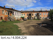 Грязный не асфальтированный ирбитский дворик (2012 год). Редакционное фото, фотограф Анатолий Матвейчук / Фотобанк Лори