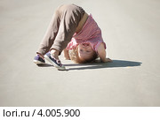 Двухлетний малыш кверху попой в летнем парке. Стоковое фото, фотограф Яков Филимонов / Фотобанк Лори