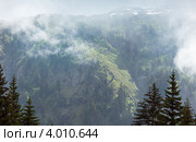 Горный пейзаж с облаками. Франция, вид с Plaine Joux (Chamonix) (2012 год). Стоковое фото, фотограф Юрий Брыкайло / Фотобанк Лори