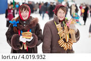 Девушки с блинами и баранками на уличных гуляньях   на Масленицу. Стоковое фото, фотограф Яков Филимонов / Фотобанк Лори