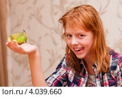Весёлая девочка подросток с попугаем на руке. Стоковое фото, фотограф Игорь Низов / Фотобанк Лори