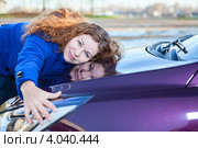 Девушка обнимает капот автомобиля. Стоковое фото, фотограф Кекяляйнен Андрей / Фотобанк Лори
