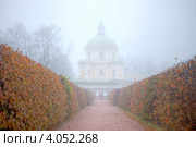 Большой (Меншиковский) дворец в тумане. Ораниенбаум (2012 год). Редакционное фото, фотограф Литвяк Игорь / Фотобанк Лори