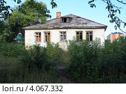 Заброшенный белый дом в зарослях. Город Ирбит (2012 год). Стоковое фото, фотограф Анатолий Матвейчук / Фотобанк Лори