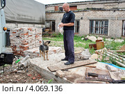 Мужчина подкармливает бездомную собаку (2012 год). Редакционное фото, фотограф Сагирова Алсу / Фотобанк Лори