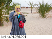 Девушка в защитном бедуинском костюме в пустыне (2012 год). Стоковое фото, фотограф Кекяляйнен Андрей / Фотобанк Лори
