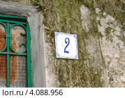Кафельная плитка с номером дома на каменной стене (2012 год). Стоковое фото, фотограф Илюхина Наталья / Фотобанк Лори