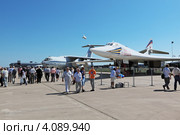 Международный авиационно-космический салон МАКС-2011. Посетители осматривают образцы военной авиатехники. Редакционное фото, фотограф Игорь Долгов / Фотобанк Лори