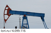 Добыча нефти зимой. Нефтяная качалка. Стоковое видео, видеограф Mikhail Erguine / Фотобанк Лори
