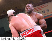 Бокс в Подольске, Денис Бахтов Россия и экс-чемпион Мира, Дэнни Уильямс  Великобритания (2012 год). Редакционное фото, фотограф Дмитрий Неумоин / Фотобанк Лори