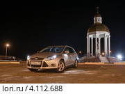 Автомобиль Ford Focus и огни вечернего города (2012 год). Редакционное фото, фотограф Александр Овчинников / Фотобанк Лори