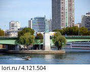 Париж, Франция. Статуя Свободы на фоне небоскребов (2012 год). Стоковое фото, фотограф Светлана Колобова / Фотобанк Лори