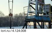 Добыча нефти зимой. Нефтяная качалка. Стоковое видео, видеограф Mikhail Erguine / Фотобанк Лори