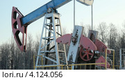 Добыча нефти зимой. Нефтяная качалка. Стоковое видео, видеограф Mikhail Erguine / Фотобанк Лори